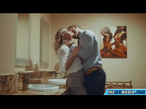 ❤️ Nigbati bilondi ti oyan ba tan ọ ni yara isinmi ti gbogbo eniyan ️❌ Ohun onihoho didara ❌❤